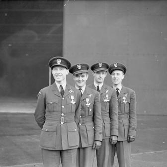 První čtyři polští držitelé britského Záslužného leteckého kříže (DFC). Členové polské 303. stíhací perutě RAF pózují s čerstvě udělenými vyznamenáními po slavnostním ceremoniálu, který na základně Leconfield v Yorkshiru vedl letecký maršál W. Sholto-Douglas. Zleva doprava: nadporučík Witold Urbanowicz, poručík Jan Zumbach, poručík Mirosław Ferić a nadporučík Zdzisław Henneberg.