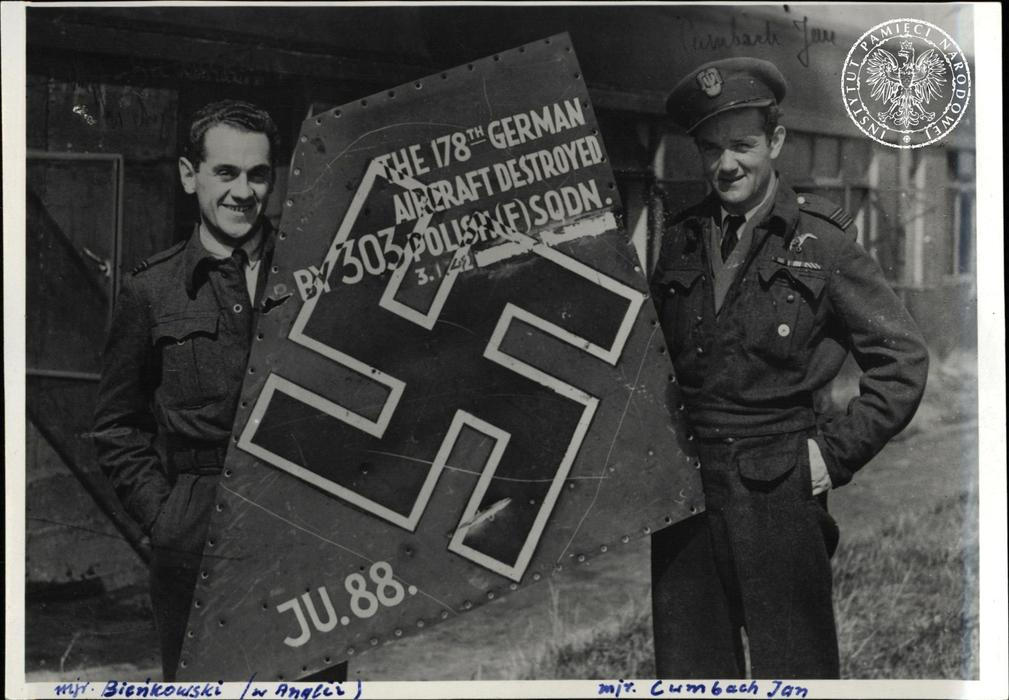 Zygmunt Bieńkowski a Jan Zumbach předvádí „trofej“ 303. stíhací perutě.