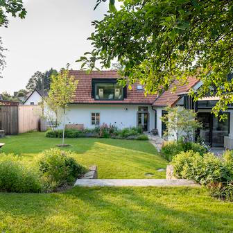 Pozemek má zhruba 1.500 m2 a stoupá do mírného svahu. 