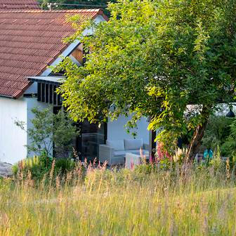 V rámci venkovských stavení je obzvlášť těžké vymyslet novou druhořadou praktickou stavbu tak, aby vypadala dobře a nepůsobila v místě cize. 