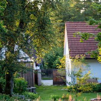 Kameny, které našli na zahradě, doplnili architekti dalšími, které majitelé obstarali u místních traktoristů.