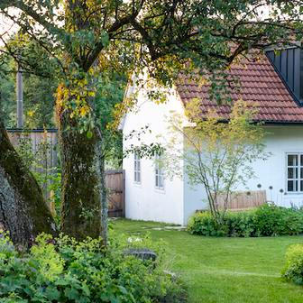 Pozemek velikosti zhruba 1.500 m2 stoupá do mírného svahu a velkorysé sezení pod pergolou v bezprostřední blízkosti domu naznačovalo, jak manželský pár s odrostlými dětmi rád tráví svůj volný čas.