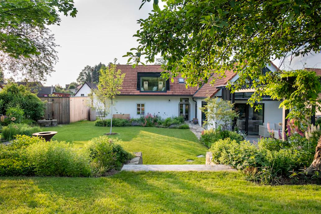Pozemek má zhruba 1.500 m2 a stoupá do mírného svahu. 
