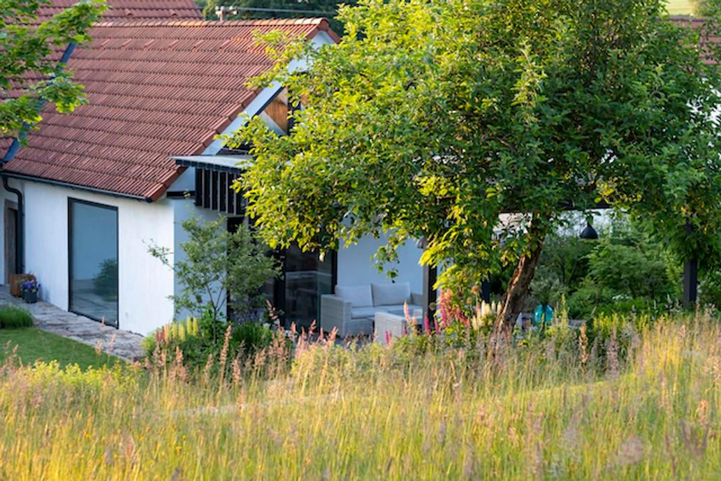 V rámci venkovských stavení je obzvlášť těžké vymyslet novou druhořadou praktickou stavbu tak, aby vypadala dobře a nepůsobila v místě cize. 