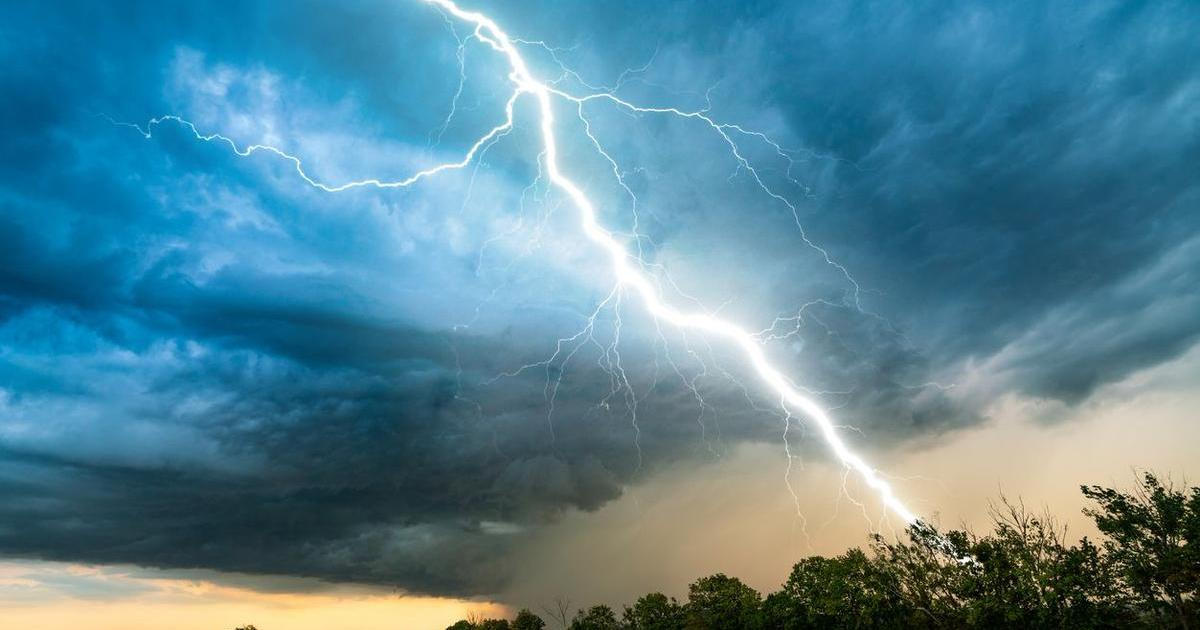 Meteorologové zpřísnili varování na dnešek. Nebezpečný bude vítr, přijít mohou povodně