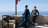 Anne Hathaway jako Penelopé a Tom Holland coby Télemachos ve filmu Odyssea.