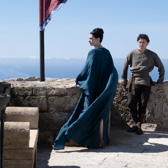 Anne Hathaway jako Penelopé a Tom Holland coby Télemachos ve filmu Odyssea.