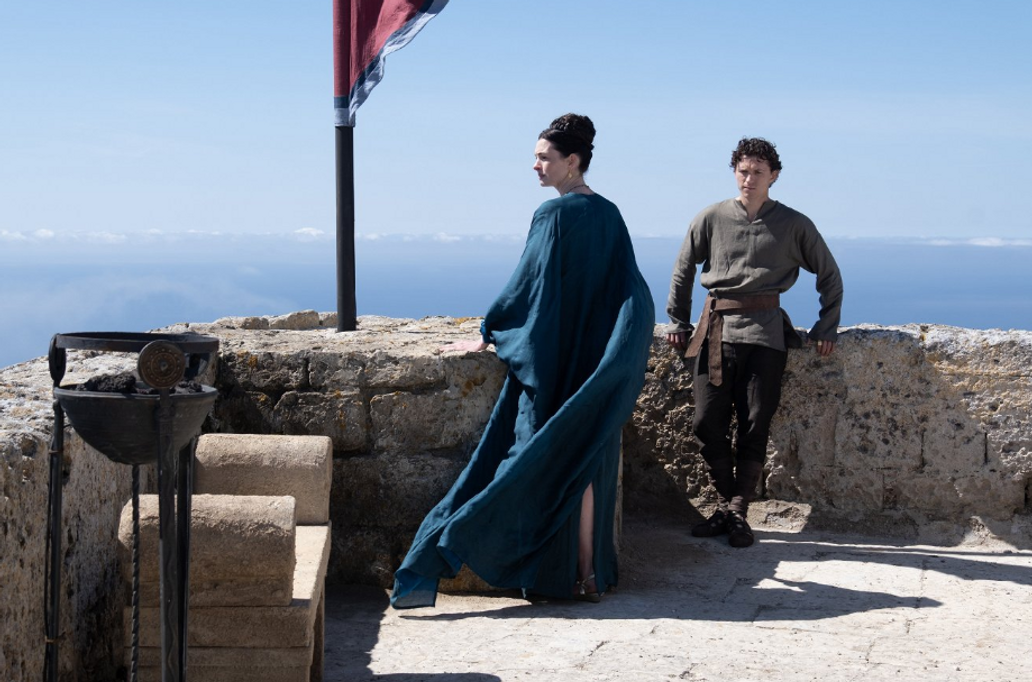 Anne Hathaway jako Penelopé a Tom Holland coby Télemachos ve filmu Odyssea.