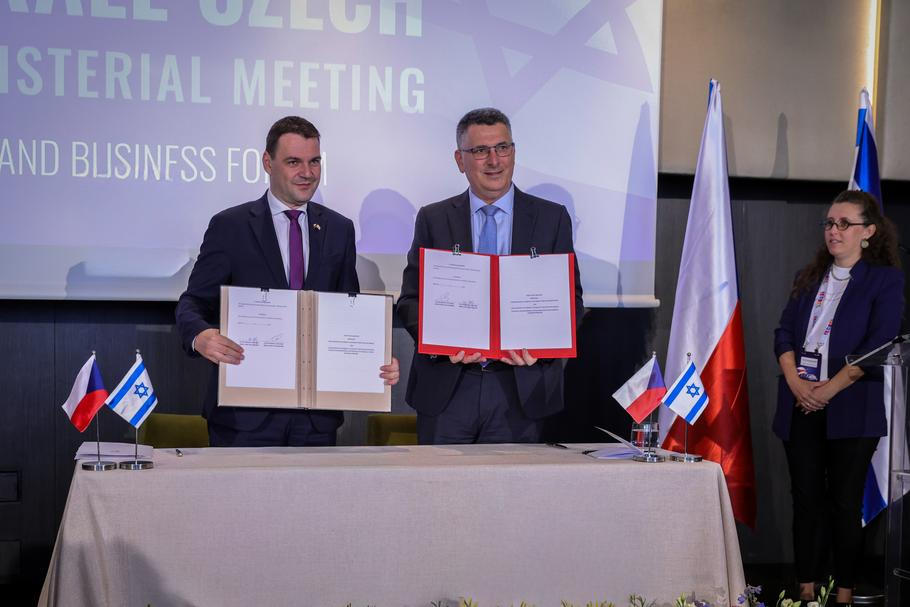 Ministři stvrdili podpisem společné deklarace nové partnerství, které počítá s každoročním podnikatelským fórem i pravidelnými konzultacemi obou ministerstev zahraničí.
