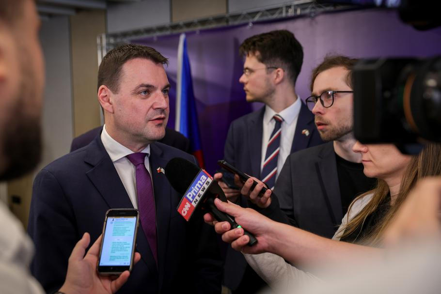 Aktuálně.cz ministra během celé izraelské mise doprovázelo. Na tiskové konferenci s Gideonem Saarem odpovídal mimo jiné na dotazy k vztahu Česka a Izraele i budoucnosti Pásma Gazy a zapojení českých firem do jeho obnovy.