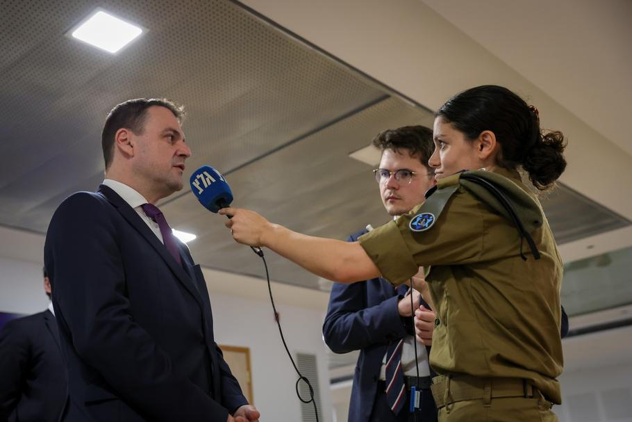Pomyslnou tečku za návštěvou udělalo jednání s novým šéfem Mosadu Romanem Gofmanem. Podle českých diplomatů šlo o mimořádné gesto, které podtrhuje výjimečné vztahy mezi Českou republikou a Izraelem.