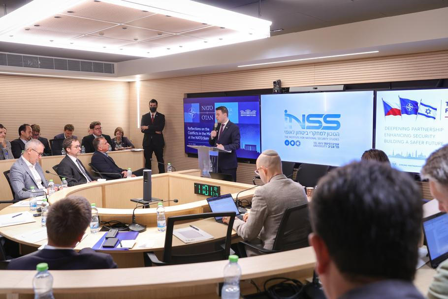 Macinka vystoupil také v Institutu pro národní bezpečnostní studia (INSS), kde jako zástupce kontaktní ambasády NATO informoval o závěrech summitu aliance v Ankaře a bezpečnostní situaci na Blízkém východě.