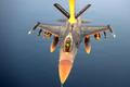 Tankovací letoun KC-135 Stratotanker dopravuje palivo stíhacím letounům F-16 amerického letectva. Ilustrační foto.
