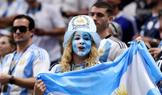 Argentinská fanynka před semifinále MS 2026 Argentina - Anglie