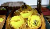 Hrají baseball, nebo softball? Poznáte to i podle míčku: baseballový je bílý a menší, softballový je žlutý a větší.
