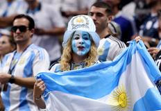 Argentinská fanynka před semifinále MS 2026 Argentina - Anglie