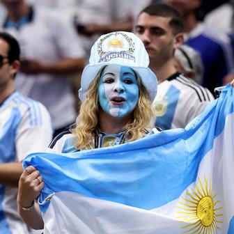 Argentinská fanynka před semifinále MS 2026 Argentina - Anglie