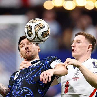 Lionel Messi a Elliot Anderson v semifinále MS 2026 Argentina - Anglie