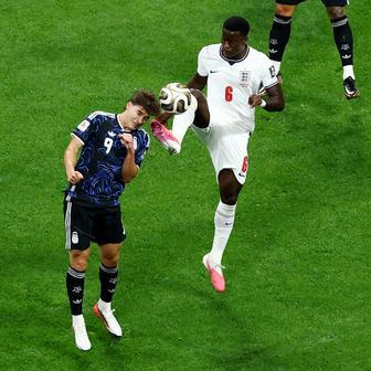 Julián Álvarez a Marc Guehi v semifinále MS 2026 Argentina - Anglie