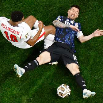 Lionel Messi v souboji s Judem Bellinghamem v semifinále Argentina - Anglie