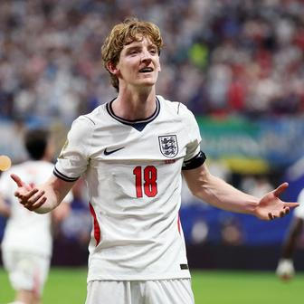 Anthony Gordon slaví gól v semifinále MS 2026 Argentina - Anglie