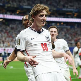Anthony Gordon slaví gól v semifinále MS 2026 Argentina - Anglie