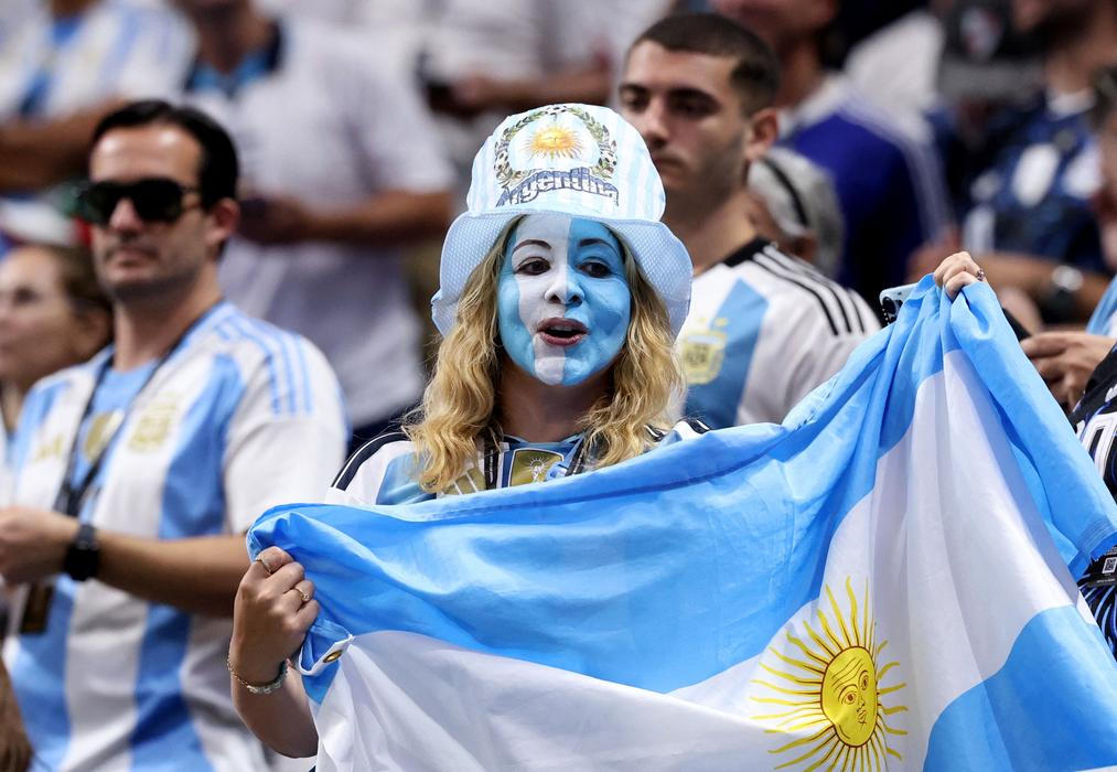 Argentinská fanynka před semifinále MS 2026 Argentina - Anglie