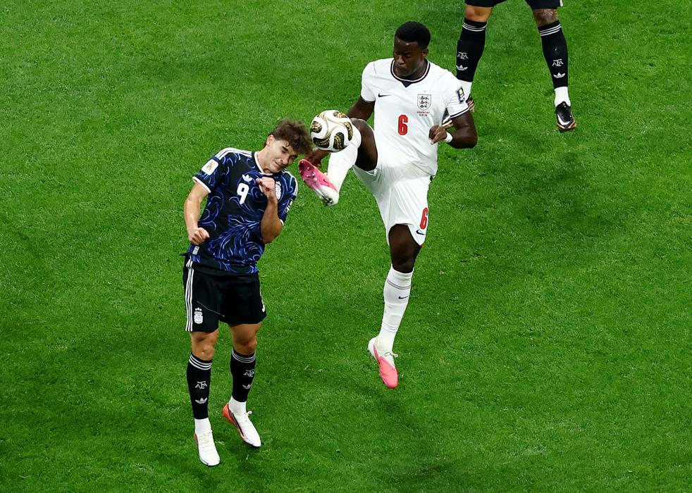 Julián Álvarez a Marc Guehi v semifinále MS 2026 Argentina - Anglie