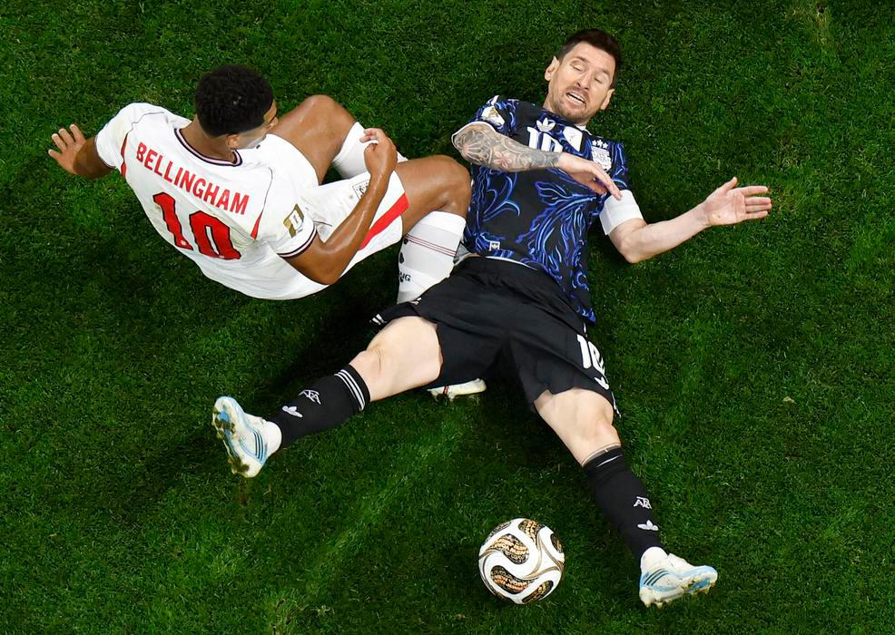 Lionel Messi v souboji s Judem Bellinghamem v semifinále Argentina - Anglie