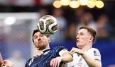 Lionel Messi a Elliot Anderson v semifinále MS 2026 Argentina - Anglie