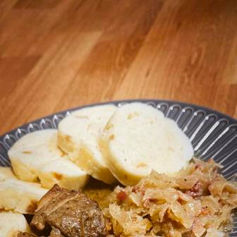  Zmatení občas vyvolávají i samotné knedlíky. „V Asii jsou knedlíky plněné taštičky. Naše houskové knedlíky většinou považují za chleba. Několik Američanů je dokonce jedlo rukama,“ vzpomíná.
