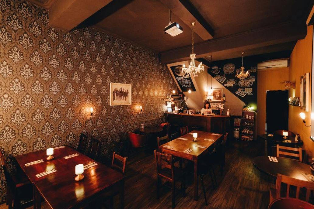Přestože nikdy předtím restauraci nevedl, nebál se. Během studií v Anglii si přivydělával jako číšník a za roky sledování nájemníků dobře věděl, proč jejich podniky zkrachovaly. Měl navíc jednu zásadní výhodu: na celém Tchaj-wanu žádná česká restaurace neexistovala.
