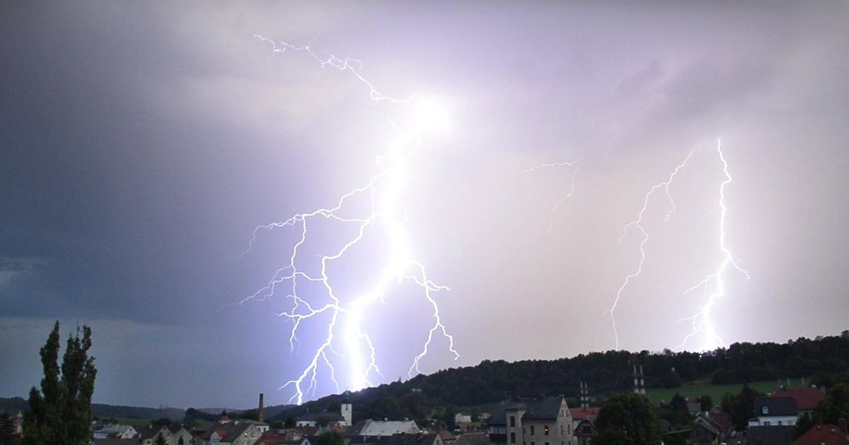 V pátek mohou být silné bouřky, na víkend se ochladí, přeháňky zůstanou