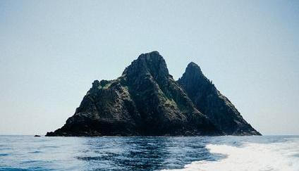 Skellig Michael dnes zná celý svět i díky filmu Star Wars: Síla se probouzí, v němž se stal útočištěm Luka Skywalkera.