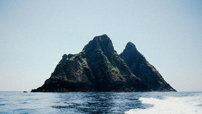Skellig Michael dnes zná celý svět i díky filmu Star Wars: Síla se probouzí, v němž se stal útočištěm Luka Skywalkera.