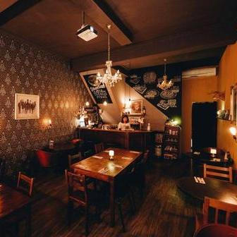 Přestože nikdy předtím restauraci nevedl, nebál se. Během studií v Anglii si přivydělával jako číšník a za roky sledování nájemníků dobře věděl, proč jejich podniky zkrachovaly. Měl navíc jednu zásadní výhodu: na celém Tchaj-wanu žádná česká restaurace neexistovala.
