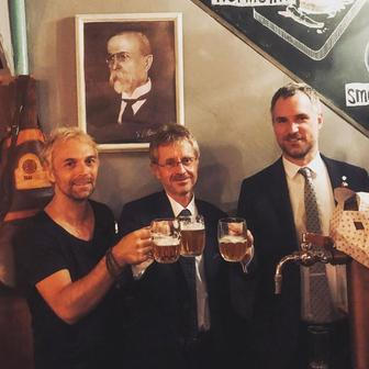 Podnik se postupně stal známým i díky české diplomacii. Oblíbili si ho zaměstnanci české i slovenské ambasády a během pandemie covidu sem přivedli i předsedu Senátu Miloše Vystrčila a tehdejšího pražského primátora Zdeňka Hřiba (vpravo). To vše pod dohledem Masaryka.