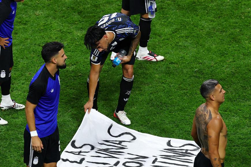 Pirátští uzurpátoři, napadla Anglii viceprezidentka. Argentinci se potupenému sokovi vysmáli