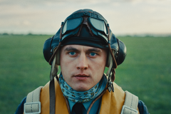 Tadeáš Moravec jako stíhací pilot Josef František ve filmu Osamělý vlk (2026).