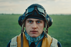 Tadeáš Moravec jako stíhací pilot Josef František ve filmu Osamělý vlk (2026).