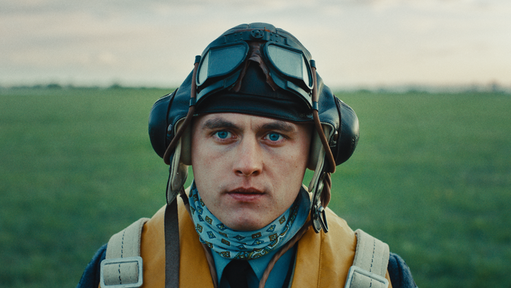 Tadeáš Moravec jako stíhací pilot Josef František ve filmu Osamělý vlk (2026).
