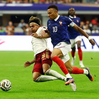 Lamine Yamal v souboji s Kylianem Mbappém v semifinále Španělsko - Francie