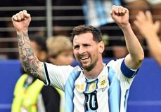 Lionel Messi slaví gól v zápase Argentina - Rakousko.