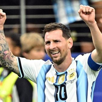 Lionel Messi slaví gól v zápase Argentina - Rakousko.