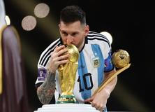 Lionel Messi slaví triumf na MS 2022 v Kataru.