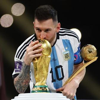Lionel Messi slaví triumf na MS 2022 v Kataru.
