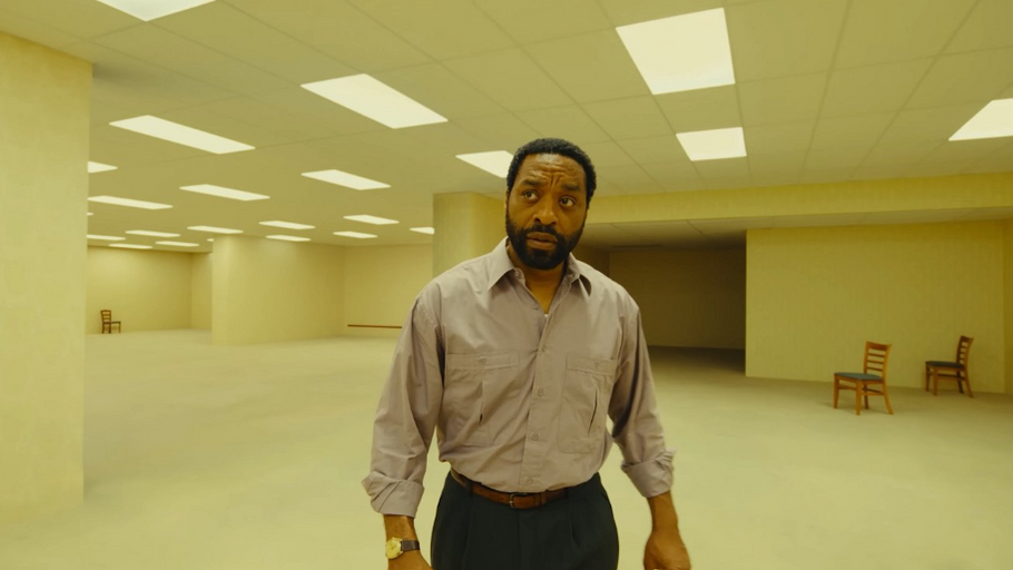 Chiwetel Ejiofor v hororu Backrooms (2026).