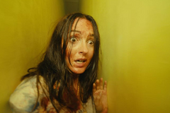 Film Backrooms sleduje příběh ženy, která se při pátrání po zmizelém člověku dostane do neznámého prostoru mimo běžnou realitu. Horor režíroval Kane Parsons, který jako tvůrce začínal na YouTube a teprve nedávno oslavil 21. narozeniny. 