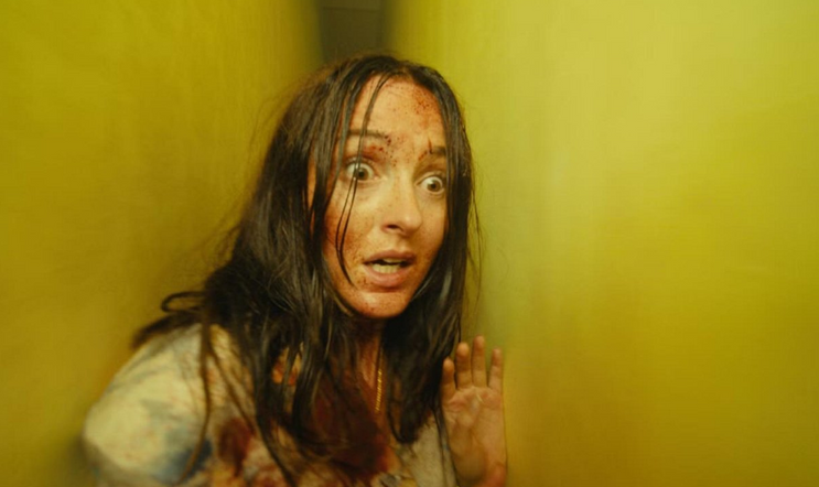 Film Backrooms sleduje příběh ženy, která se při pátrání po zmizelém člověku dostane do neznámého prostoru mimo běžnou realitu. Horor režíroval Kane Parsons, který jako tvůrce začínal na YouTube a teprve nedávno oslavil 21. narozeniny. 