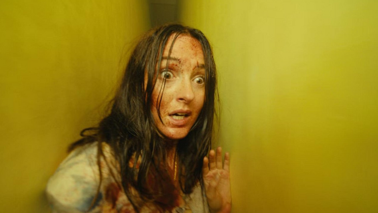 Film Backrooms sleduje příběh ženy, která se při pátrání po zmizelém člověku dostane do neznámého prostoru mimo běžnou realitu. Horor režíroval Kane Parsons, který jako tvůrce začínal na YouTube a teprve nedávno oslavil 21. narozeniny. 